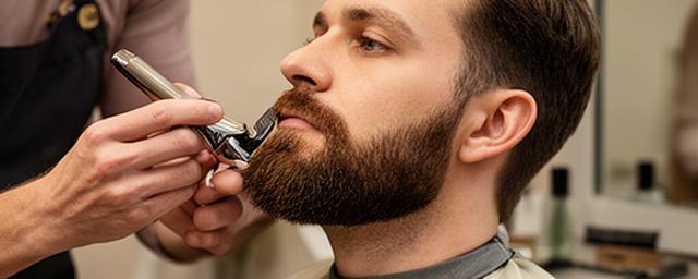 Rifinitura della barba maschile durante un appuntamento di grooming veloce